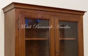 Credenza con alzata stile classico in legno massello di noce con gambe a cipolla e 2 ante a vetro